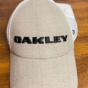 Oakley Heather Gray New Era Snapback Mesh Hat